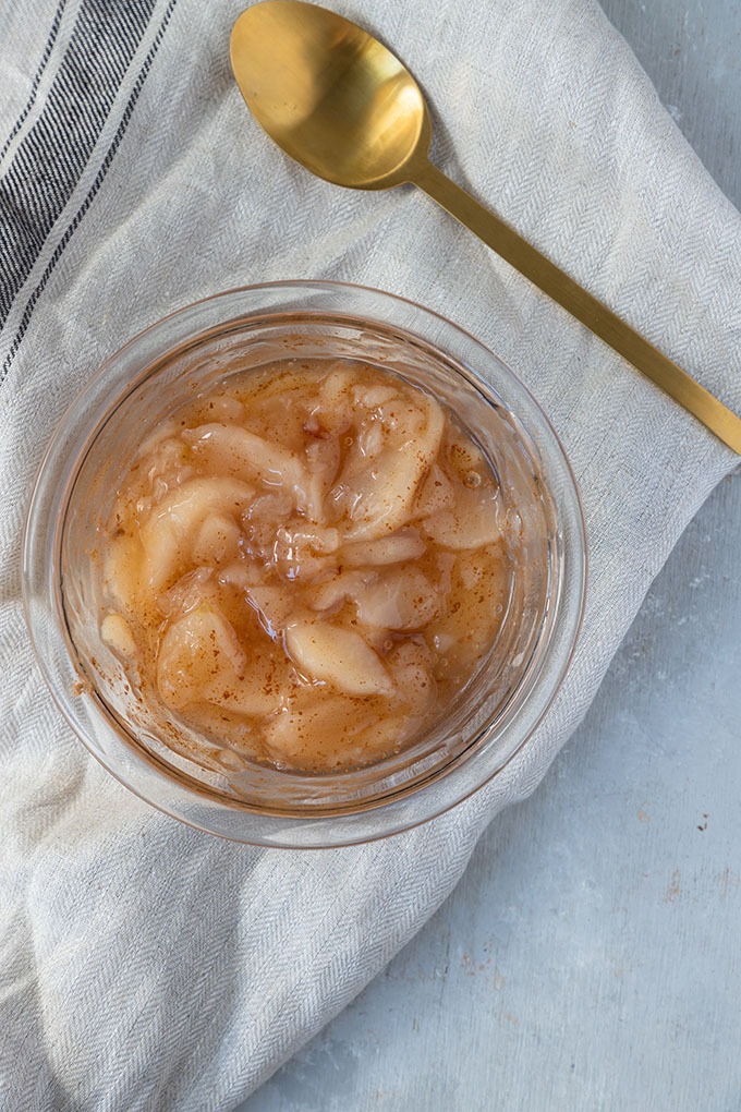 apple pie filling in clear bowl