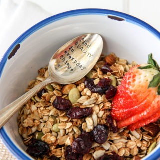 Basic Granola with Cinnamon & Honey easy breakfast to make for busy people on the go www.thehomecookskitchen.com