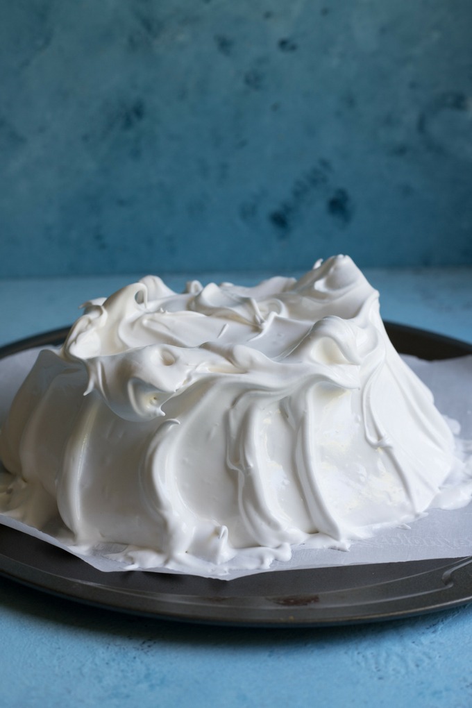 shaped pavlova on a round pizza board