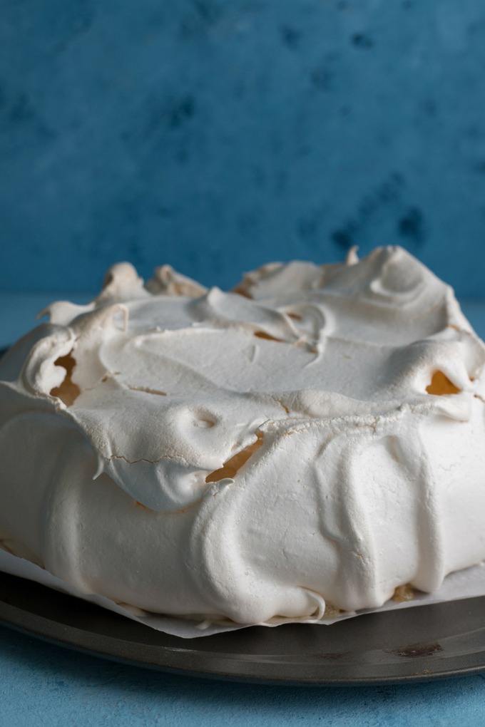 cooked pavlova on a round pizza tray