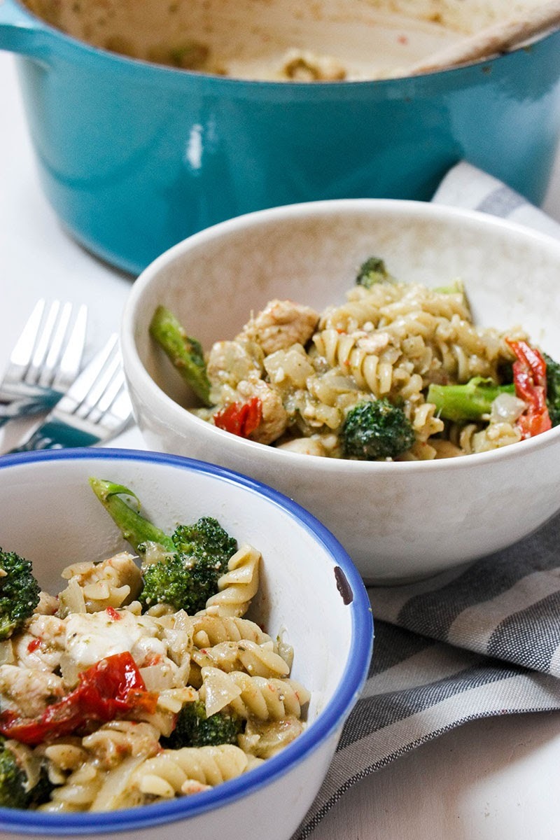 chicken pesto pasta with sundried tomato www.thehomecookskitchen.com easy weeknight meal, full of flavour!