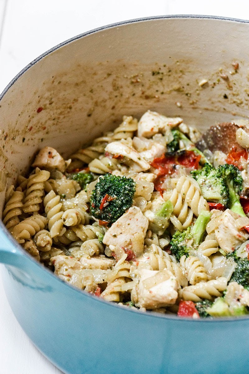 chicken pesto pasta with sundried tomato www.thehomecookskitchen.com