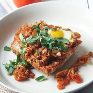 Harissa Baked Eggs - the perfect brunch recipe! delicious and easy www.thehomecookskitchen.com