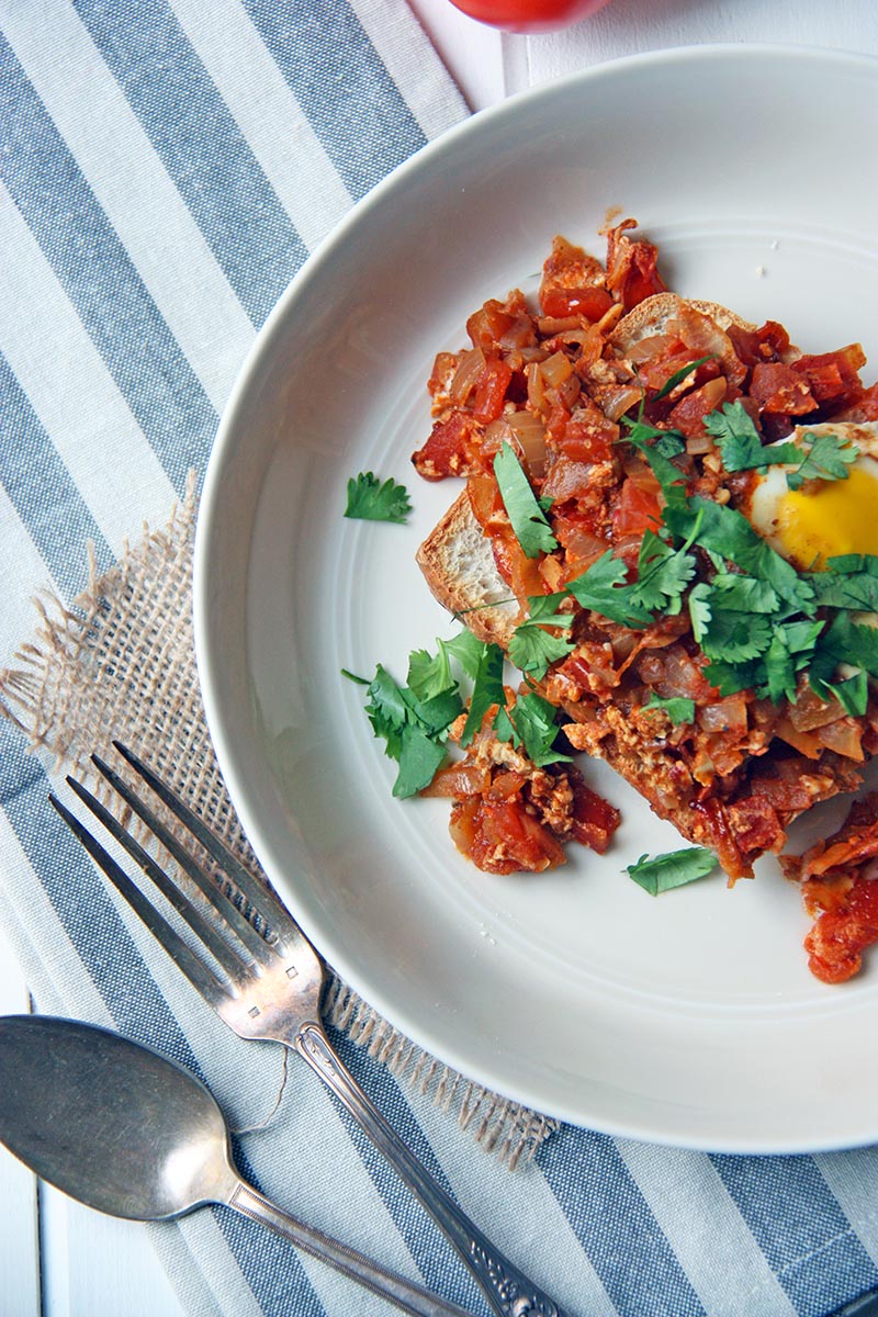 Harissa Baked Eggs - the perfect brunch recipe, delicious, easy with a hint of spice! www.thehomecookskitchen.com