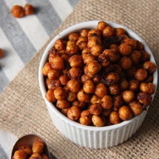 Harissa Spiced Chickpeas - the best savoury snack! www.thehomecookskitchen.com