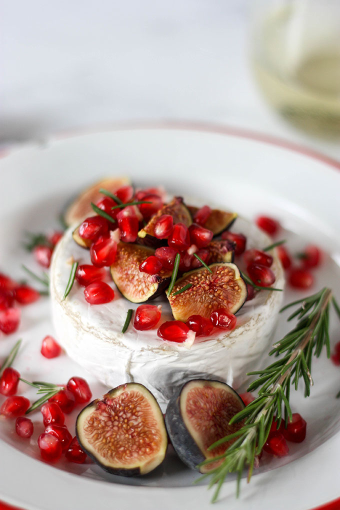 Oven Baked Brie with Fig & Pomegranate www.thehomecookskitchen.com - perfect for a #thanksgiving or #christmas feast #appetizer