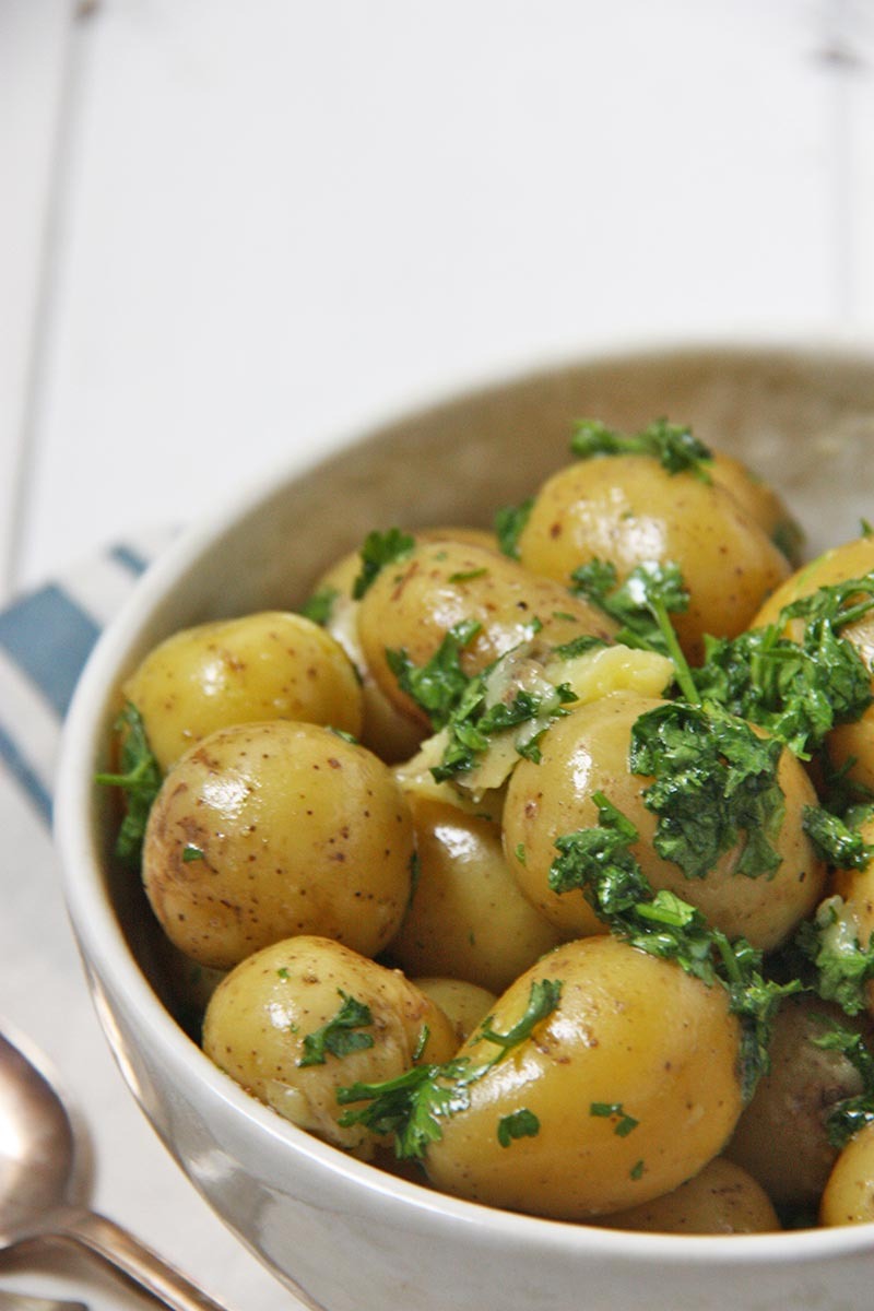 Parsley Butter Potatoes www.thehomecookskitchen.com a perfect, easy side for a special occassion