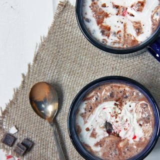 peppermint hot chocolate with crushed candy canes_healthypears-com_christmas-recipes-peppermint-hot-chocolate-festive-season_drinks