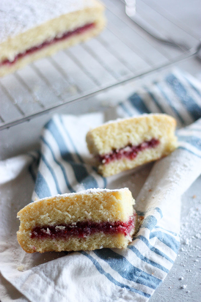 Perfect for an afternoon tea party Victoria Sponge Cake www.thehomecookskitchen.com