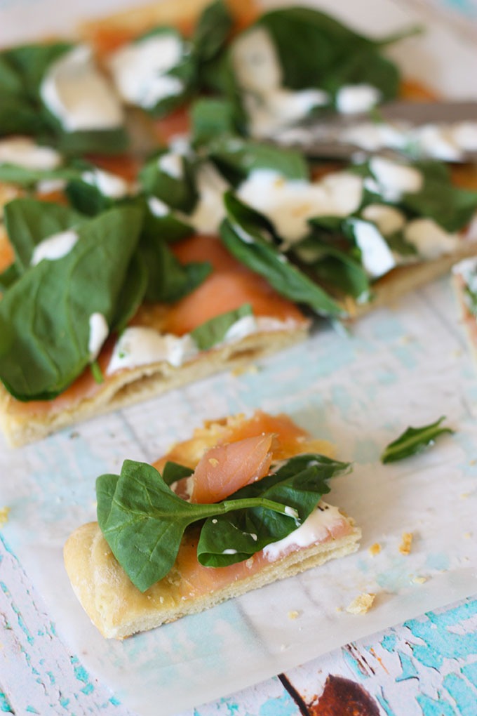 Smoked Salmon Pizza www.thehomecooksktichen.com quick,easy and delicious dinner