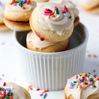 vanilla sandwich cookies piled into a white ramekin