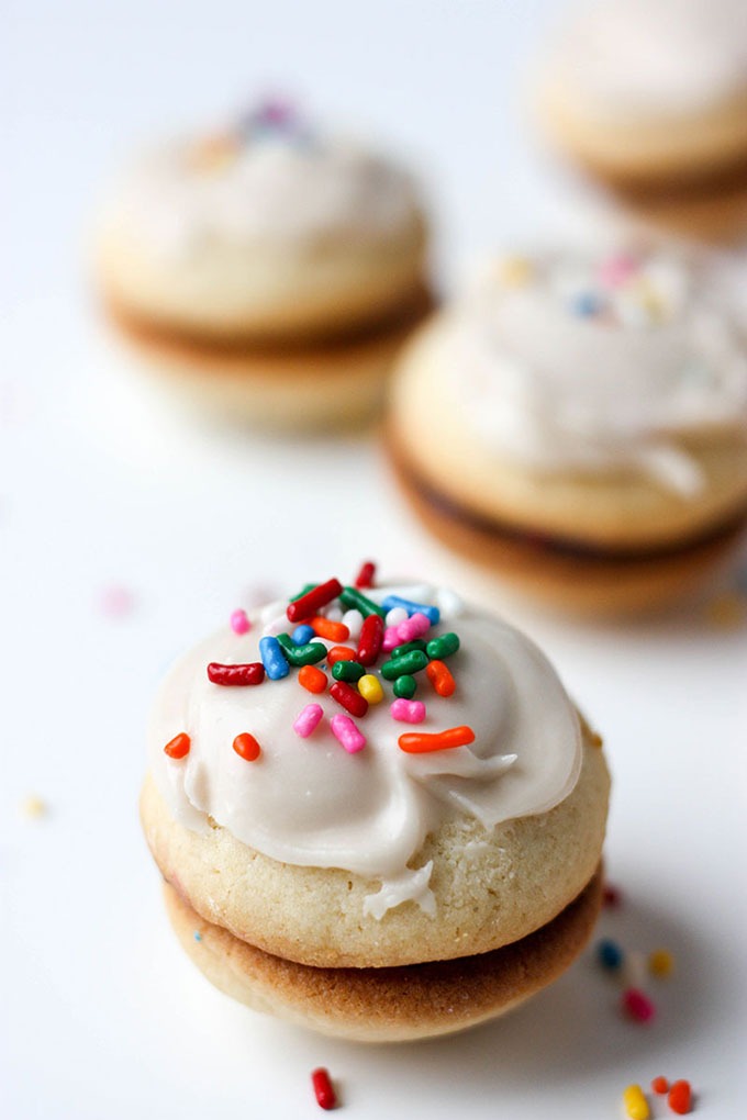 close up on vanilla sandwich cookie